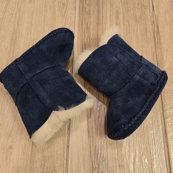 Baby UGG Booties, 2/3 - Picture 4 of 9